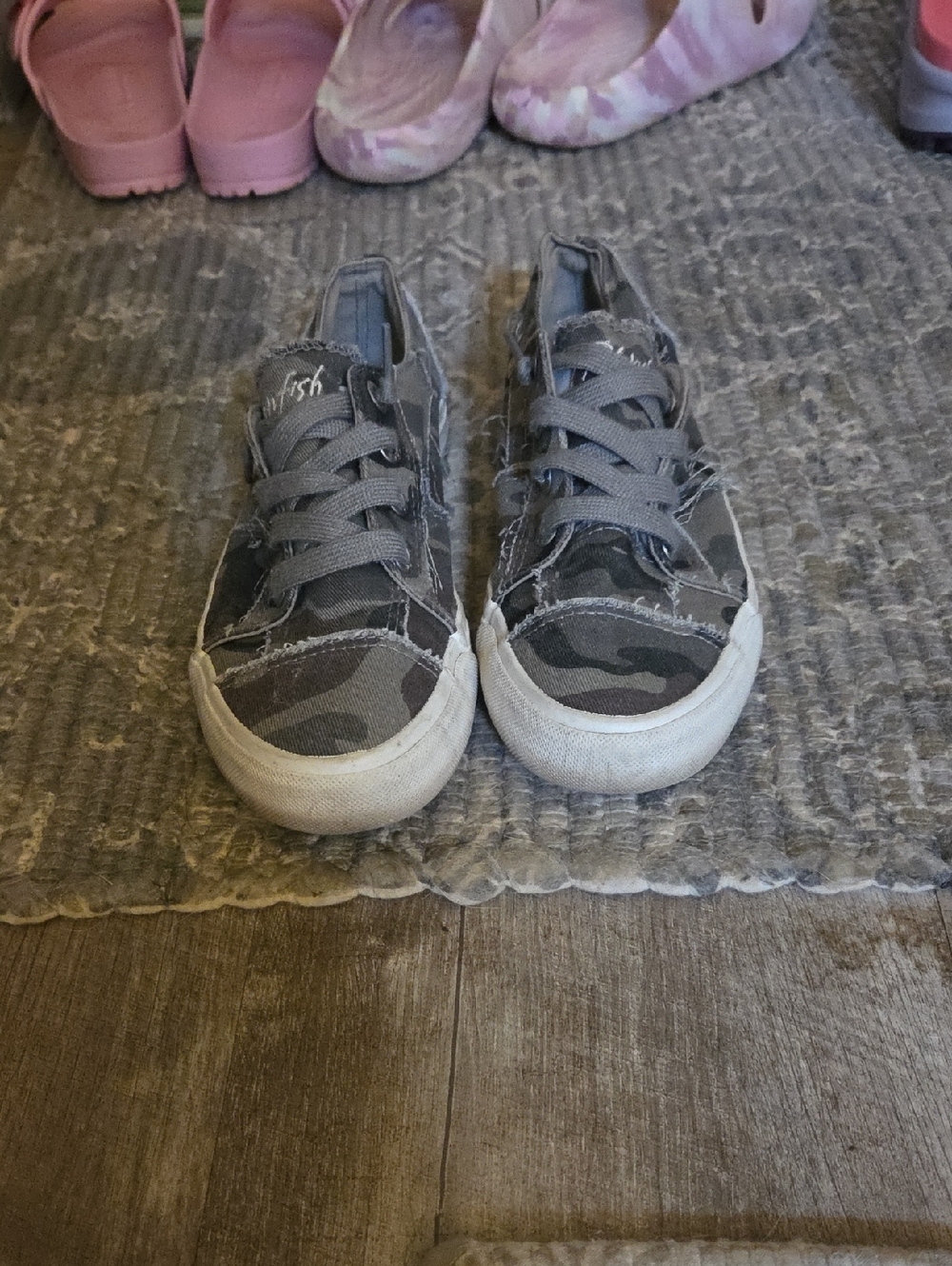 Blowfish Gray Camo Lace-Up Women's Sneakers